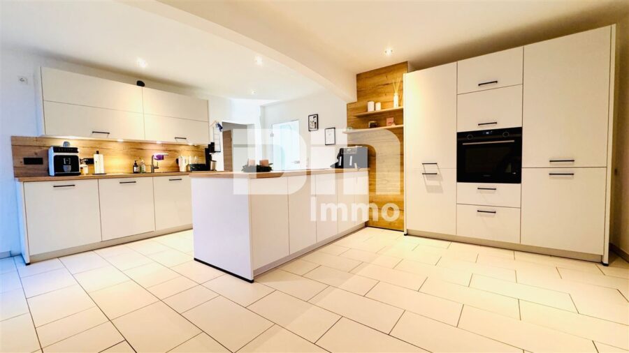 Gepflegtes Ein- bis Zweifamilienhaus + Garage, Terrasse und Balkon auf großem Grundstück - EG Wohnküche / Einbauküche / Zugang Terrasse